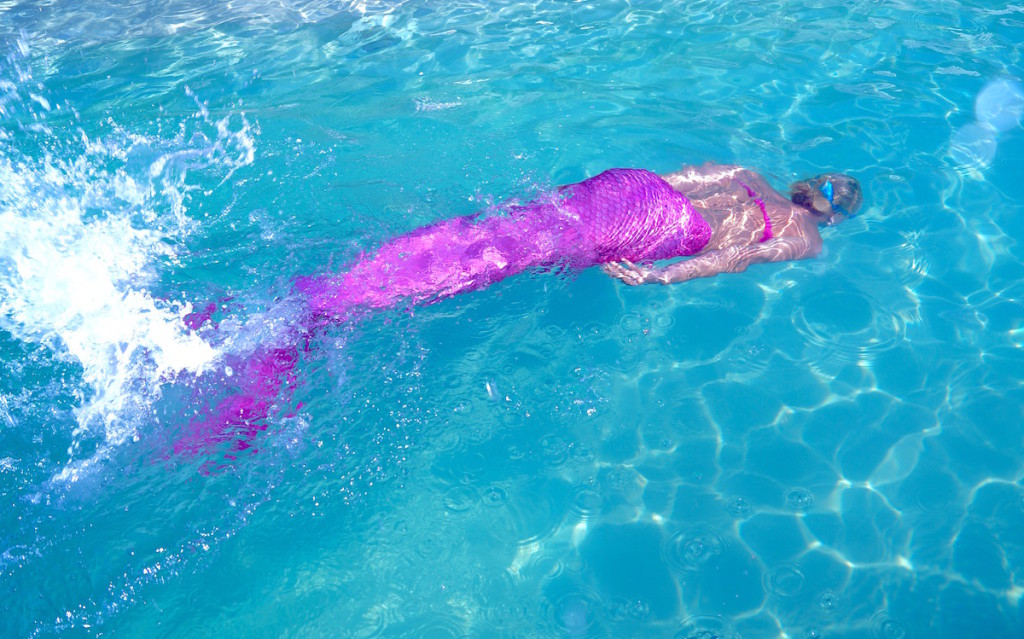 Valeria Mazza sirena en su piscina