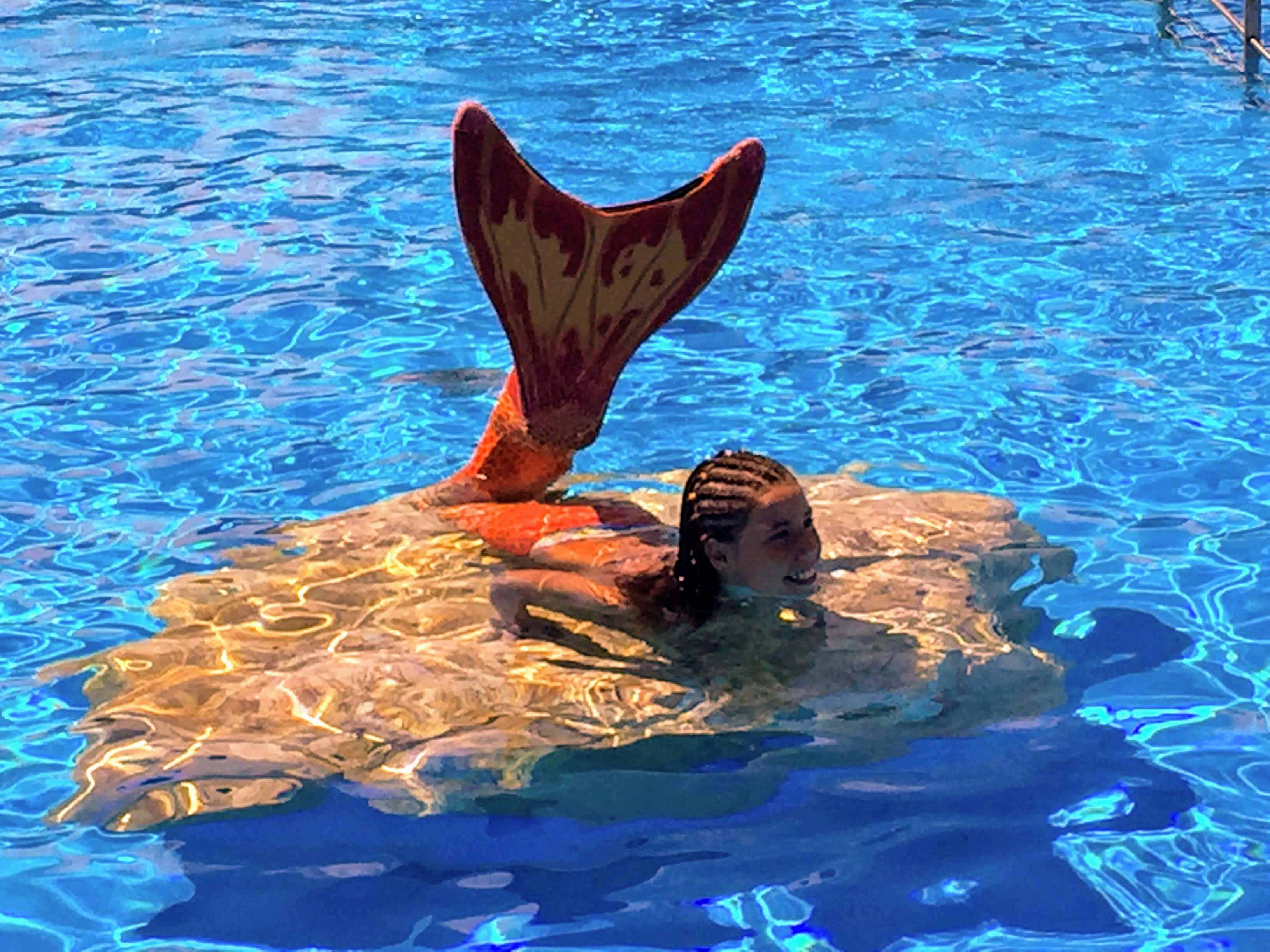 Sirena aquopolis en piscina